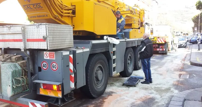 Autogru perde 5 chili d'olio in corso Italia, traffico in tilt e strada scivolosa