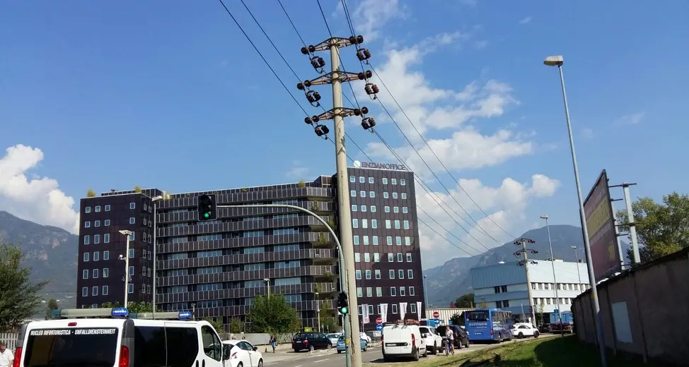 Bolzano, si sgretola il pilone della rete elettrica