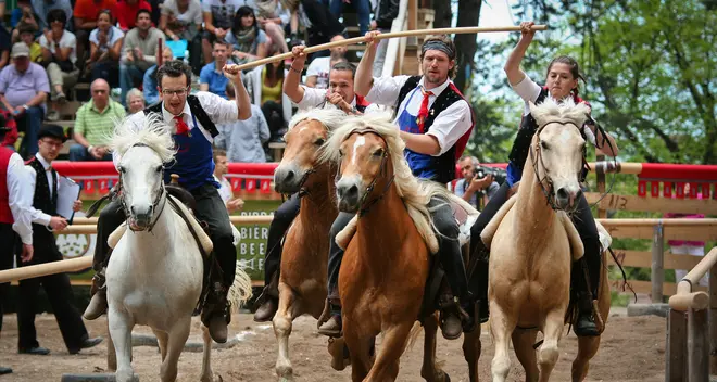 Cavalcata di Castelrotto: c’è anche lo sciatore azzurro Peter Fill