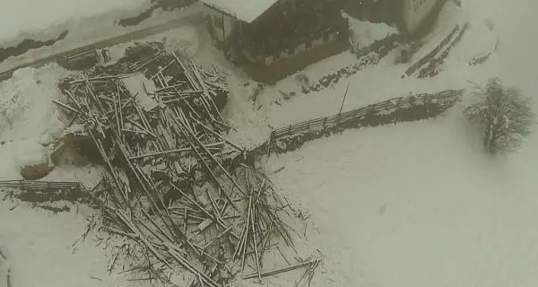 La neve pesante spazza via stalla e fienile in Val d'Ultimo