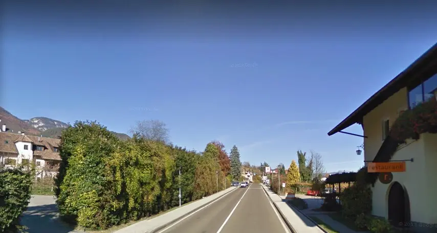 Caldaro, scooter contro auto sulla Strada del Vino: due feriti