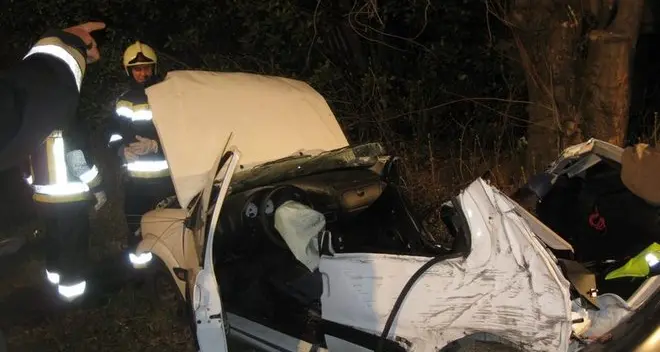 Auto contro un albero a Laghetti: in rianimazione ragazzina di 15 anni