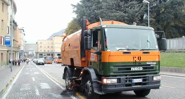 Spazzamento notturno a Bolzano, occhio alle auto