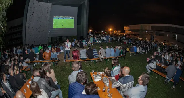 Bolzano, il maxi-schermo per i mondiali è sulla palestra di roccia
