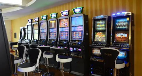 «Pochi controlli sul gioco». Comune sotto accusa