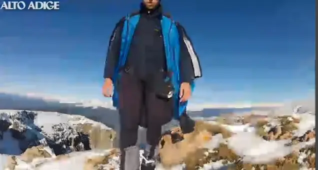 L’impresa pazzesca di Uli Emanuele: si butta dalle Dolomiti con la tuta alare