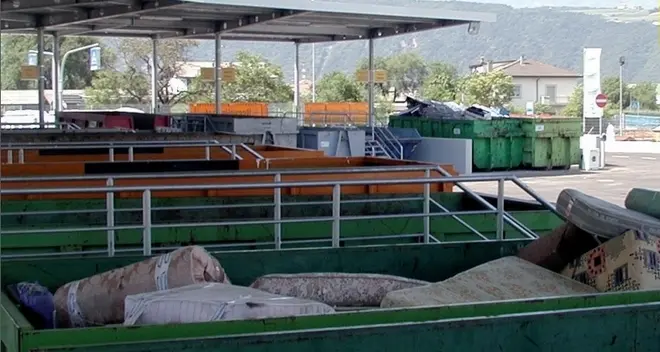 Riciclo aperto la domenica: operai Seab in rivolta
