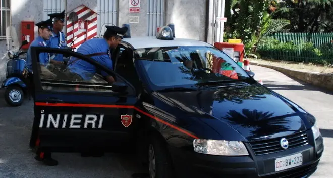 Tenta di prelevare con il bancomat rubato, identificata dai carabinieri