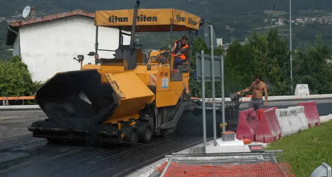 Venosta, strade con asfalto fonoassorbente realizzate con vecchi pneumatici