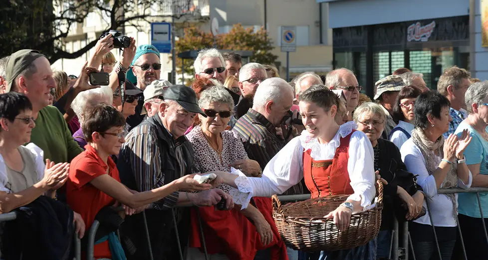Tra musica e folclore, diecimila in centro per la Festa dell’Uva
