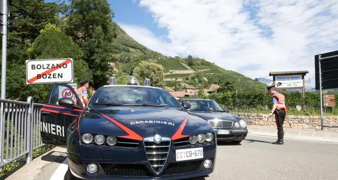 Donna picchiata e minacciata con una pistola a Soprabolzano