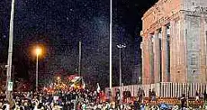 Evitato lo scontro davanti al Monumento