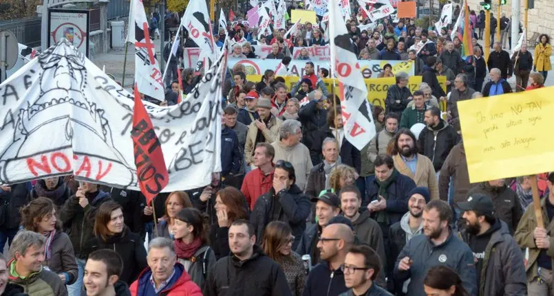 Mille in corteo per dire «no» al Bbt