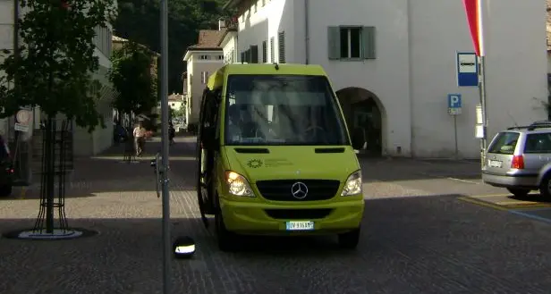 Bimba di cinque mesi cade nel Citybus a Egna mentre la mamma la allatta