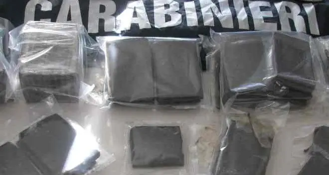 La «macelleria» della droga: 5 arresti
