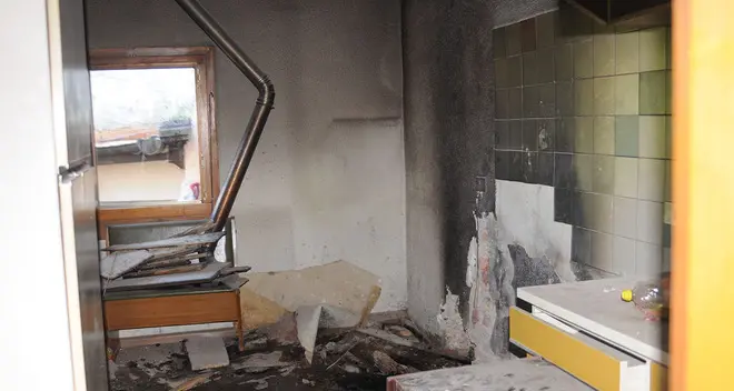 Prende fuoco la canna fumaria, evacuati 4 appartamenti