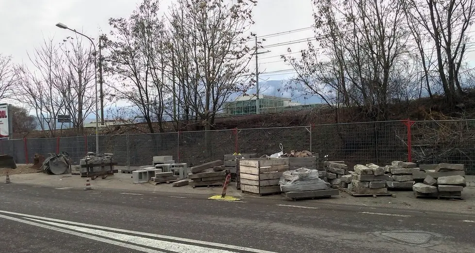 Oltrisarco, per la ciclabile doppio cantiere e disagi