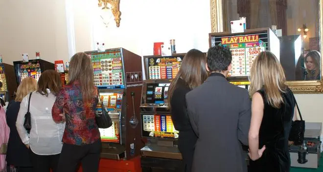 Gioco d’azzardo, il consiglio affida ai sindaci la lotta alle slot