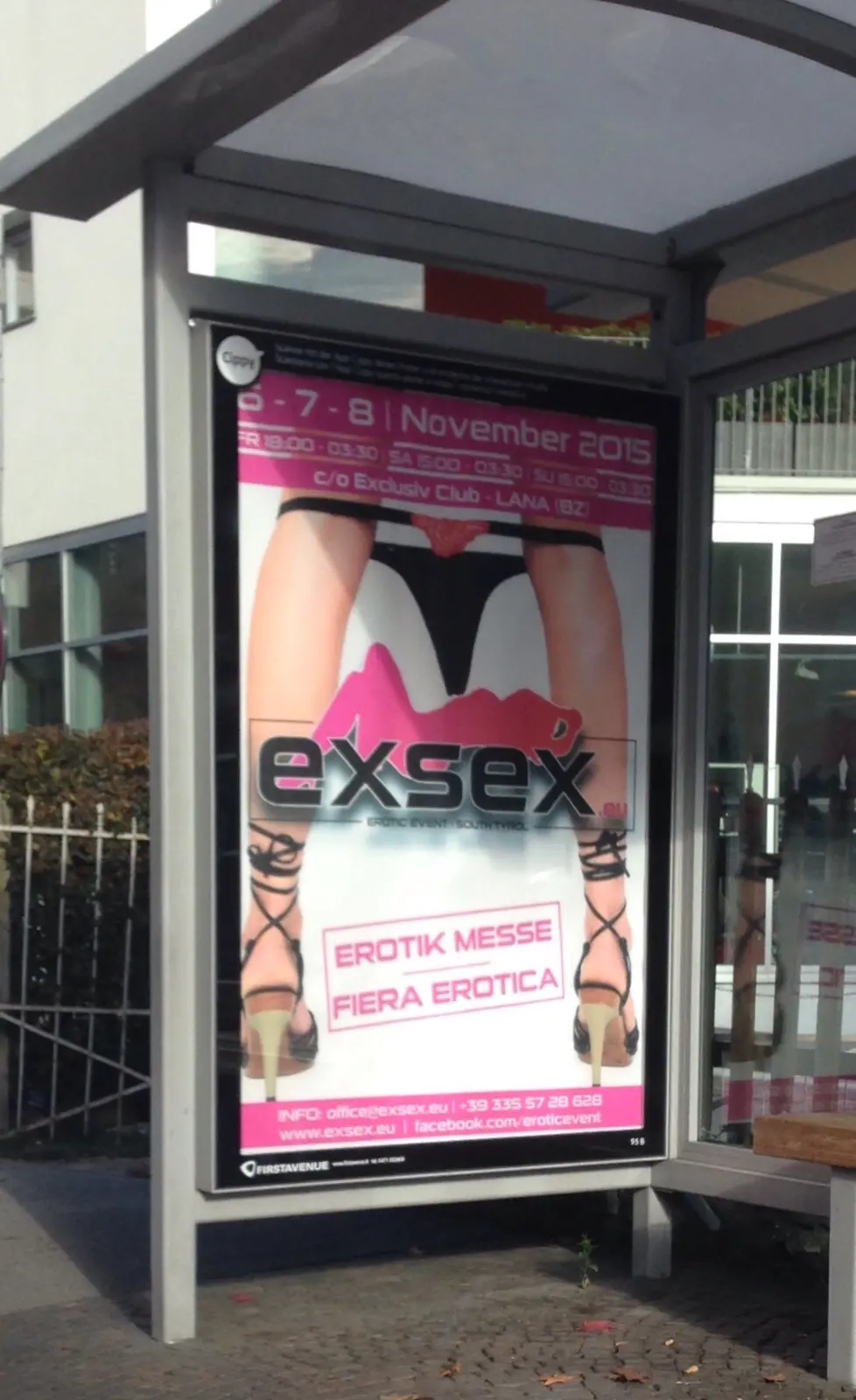 Bolzano: proteste per i manifesti della fiera del sesso sulle pensiline dei bus