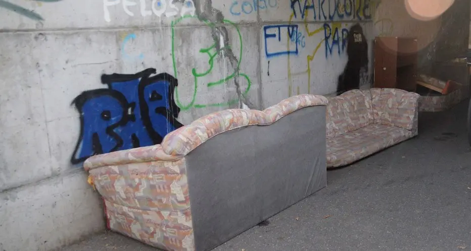 Graffiti nel sottopasso e divani buttati lungo la ciclabile