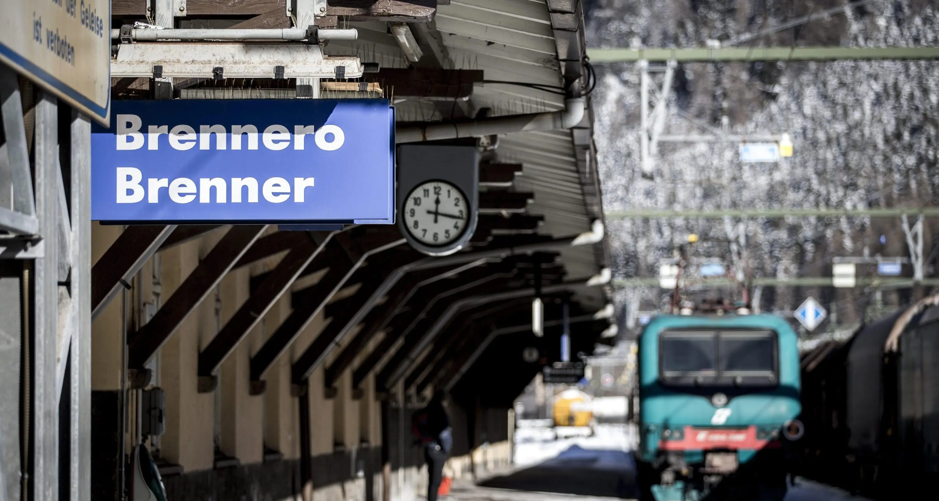 Treno fermo in galleria, passeggeri trasbordati