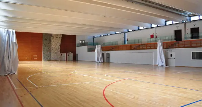 Arredi per 200.000 euro e si completa il Palasport