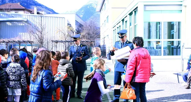 A Campo Tures e Merano “lezioni” scolastiche di legalità con la Guardia di finanza
