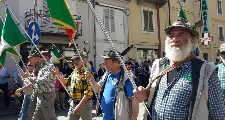 Asti, sfilano 500 penne nere altoatesine