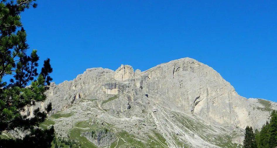 Catinaccio, alpinista perde l’appiglio e cade È in pericolo di vita