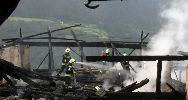 Incendio devasta maso e stalla