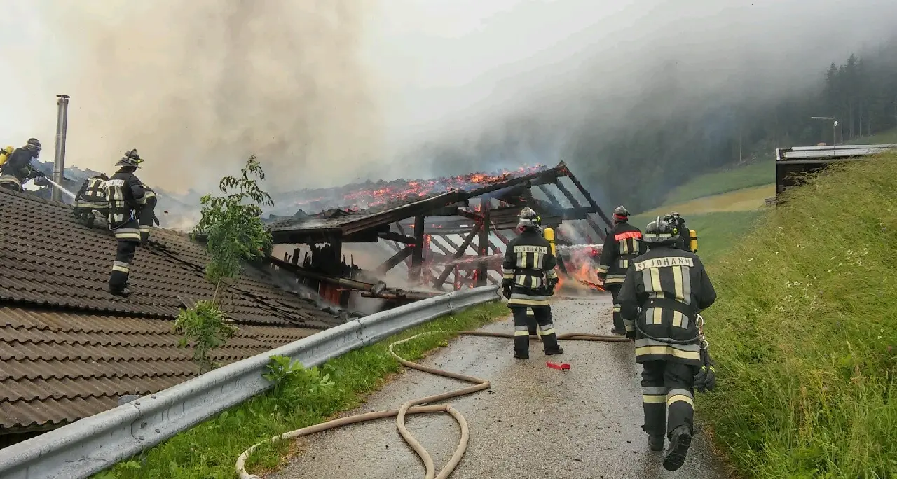 Valle Aurina, maso in fiamme