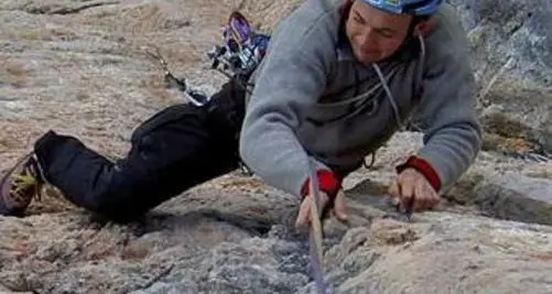 Salvati dopo una notte in parete