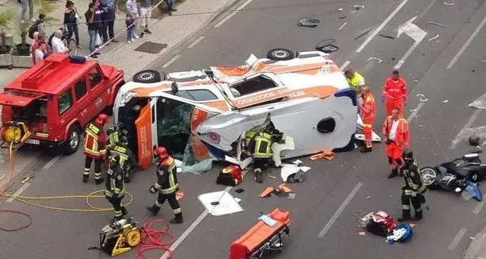 Schianto e paura in ambulanza