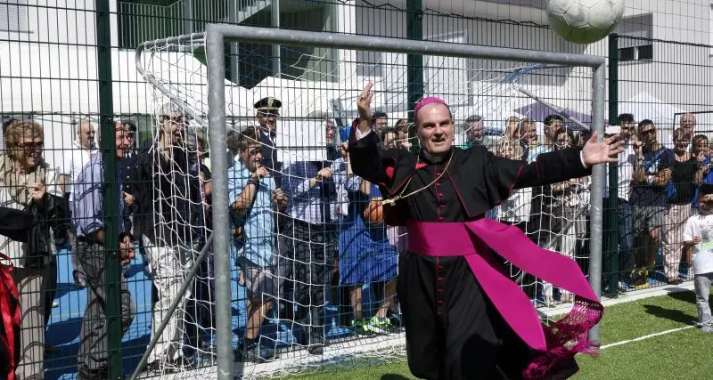 Alla festa del Don Bosco il vescovo gioca a calcio