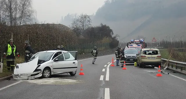 Scontro frontale sulla Strada del Vino, due feriti