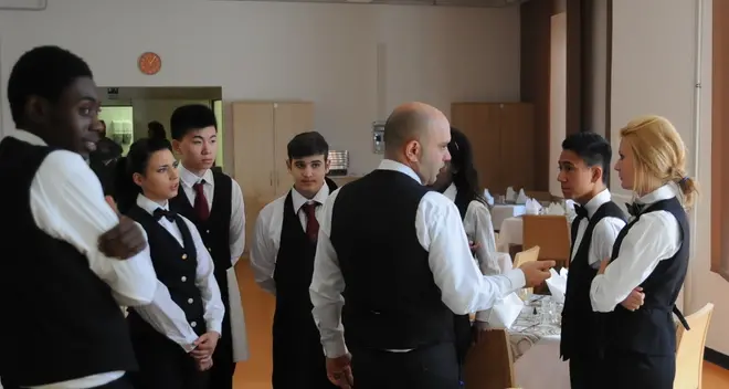 Brunico, studenti alberghieri contro i prof: «Obbligati a vestirci da pinguini»