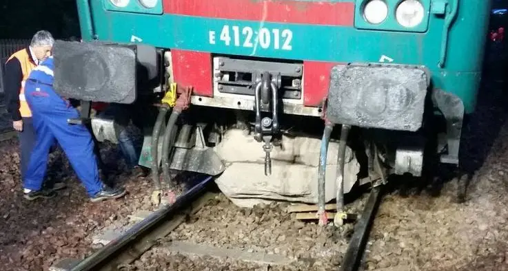 Masso contro un treno a Cardano