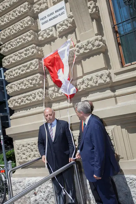 Inaugurata ufficialmente piazza Silvius Magnago