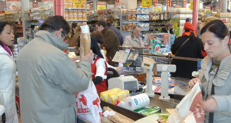 Lavoro festivo, il giudice dà ragione alle commesse