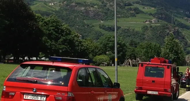 Tenta di salvare il suo cane e salta nel Talvera