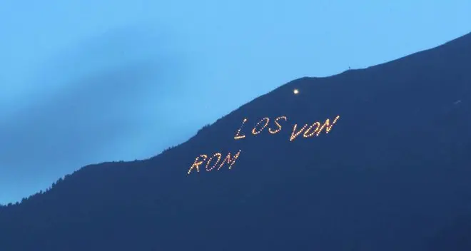 Separatisti accendono scritta «Los von Rom» sopra Bressanone