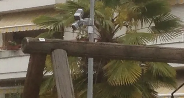 Via Mendola, telecamere nei condomini