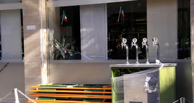 Adunata, i bar si preparano: fuori panche e spine della birra