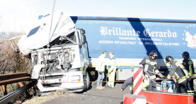 A22, tamponamento tra tir manda in tilt la viabilità