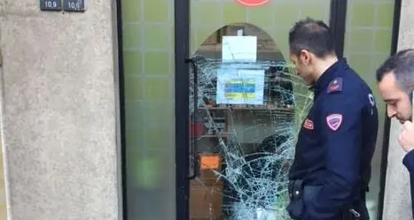 Bolzano, spaccata a colpi di martello alla \"Calzoleria\" in piazza Vittoria