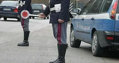 Traffico d'auto: la polizia arresta 15 persone