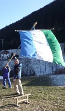Bandiera ladina rubata aperta indagine sulla destra tedesca
