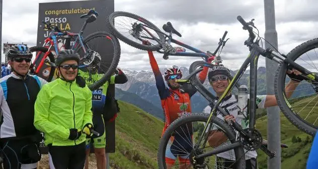 «Sellaronda Bike day», la carica dei 20 mila sui passi dolomitici