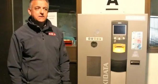 Fanno 2 mila euro di danni per rubarne solo cinque