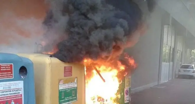 Cassonetto della carta in fiamme in via Innsbruck